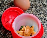 Foto del paso 2 de la receta: HUEVO🥚Relleno en Contenedor...!🍳