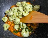 Gambar langkah 4 resipi Chicken Chilli Pesto Tortellini.