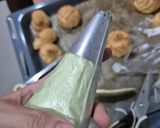 Foto langkah ke 7 dari resep Strawberry Matcha Choux.