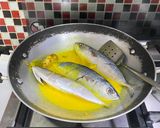 Foto langkah ke 2 dari resep Ikan Kembung Kuah Kuning.