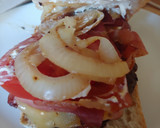 Foto del paso 7 de la receta: Hamburguesa de Angus con bacon, queso, tomate, cebolla y pan cristal
