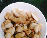 A picture of step 2 of Bún Riêu Cua with Crispy Pork Fat.