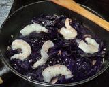 Foto del paso 4 de la receta: Delicias del Wok: Lombarda 🍠, Champiñones 🍄y Gambas🦐