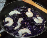 Foto del paso 4 de la receta: Delicias del Wok: Lombarda 🍠, Champiñones 🍄y Gambas🦐