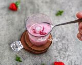 Foto langkah ke 8 dari resep Korean Strawberry Milk.