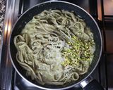 Foto del passaggio 4 della ricetta Fettuccine al pistacchio e funghi