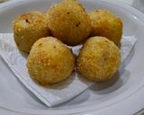 Foto langkah ke 12 dari resep Bitterballen Kentang Mozzarella.