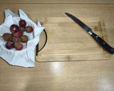 Foto del paso 2 de la receta: Pechuga de pavo con vino blanco, pasas y uva