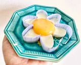 Hình bước làm 5 của món Trứng ốp hoa 🌼