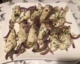 Une image de l'étape 9 de Filets de grondin aux oignons rouges, ananas, gingembre et herbes aromatiques.