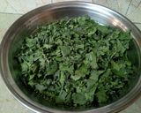 A picture of step 2 of Dal palak.