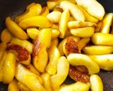 Foto del paso 3 de la receta: Manzanas fritas para acompañar carne de ave o de cerdo