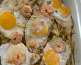 Foto del paso 3 de la receta: Huevos rotos con langostinos al ajillo y patatas pajas