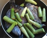 Foto langkah ke 4 dari resep Ikan Mas Arsik terong hijau.