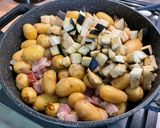 Une image de l'étape 12 de Pommes grenailles au lard, aubergine et oignons roses.