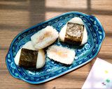 Hình bước làm 4 của món Onigiri bằng khuôn cho bé tập làm cơm nắm