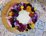 Foto del paso 11 de la receta: Layer Cake con Buttercream de Queso y Fresas frescas, decorada con flores comestibles !!!!!