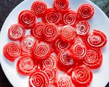 Foto langkah ke 6 dari resep Permen Jelly Gulung.