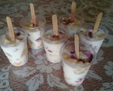 Foto del paso 5 de la receta: Frutiletas 🍭 🍑🥭🍌🍓🍏🍍 🥛🥛🥛