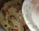 A picture of step 5 of Chicken yakhni pulao.