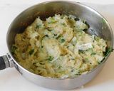 உருளை ஸ்டவ்ட் டம்ப்லிங்க்ஸ் கூடிய தக்காளி குழம்பு (Urulai stuffed dumblings recipe in tamil) ரெசிபி ஸ்டேப் 6 புகைப்படம்