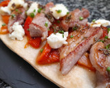 Foto del paso 12 de la receta: Coca de secreto a la plancha, chimichurri, pimiento y gorgonzola