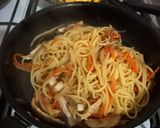 Foto del paso 10 de la receta: Spaghetti, sin gluten, con pechuga de pollo, cebollín, zanahoria, hinojo, huevo revuelto y más