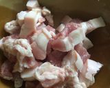 รูปขั้นตอนการทำที่ 1 ของ หมูสามชั้นผัดพริกแกง