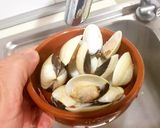 Foto del paso 7 de la receta Garbanzos con Almejas y Fideos "entomataos"