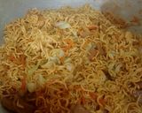 Foto langkah ke 4 dari resep Mie Goreng Baso Kol Wortel.