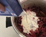 Foto del paso 2 de la receta: Budín de hojas de betarraga con tallarines rojos