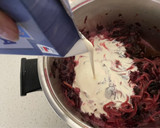 Foto del paso 2 de la receta: Budín de hojas de betarraga con tallarines rojos