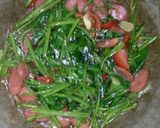 Foto langkah ke 6 dari resep Tumis kangkung sosis.
