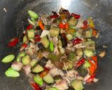 Foto langkah ke 4 dari resep Oseng Baby Cumi Terong Pete.