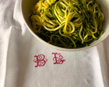 Foto del paso 2 de la receta: Spaghettis de calabacín “aglio olio e peperoncino”  con salmón a la plancha
