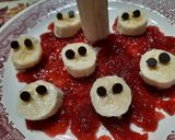 Foto del paso 6 de la receta: Caritas de banana sobre mar de sangre de frutillas