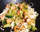 Φωτογραφία βήματος 14 της συνταγής Stir-fry udon noodles με γαρίδες, τόφου και μπρόκολο