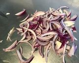 Une image de l'étape 4 de Filets de grondin aux oignons rouges, ananas, gingembre et herbes aromatiques.