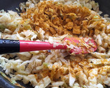 Foto del paso 2 de la receta: Col rehogada al curry  con nueces