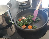 Foto del paso 9 de la receta: Tortellinis en salsa con tomate y espinacas