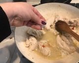 Foto del paso 2 de la receta: Pollo al vino blanco