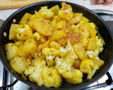 Foto del paso 11 de la receta: Aloo gobi {curry de patatas y coliflor}