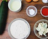 Cukkinis muffin, kéksajttal recept fázis 1 fotója
