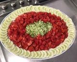 Une image de l'étape 5 de Salade de tomates, courgette et concombre aux sardines, câpres et mozzarella sauce malt.