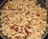 Une image de l'étape 3 de Farfalle poêlée au poulet et tomates séchées.