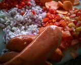 Foto del paso 4 de la receta: Chorizos españoles bañados en mar de frijol cargamanto rojo