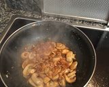 Foto del paso 3 de la receta: Espaguetis con nata, champiñones y cebolla crujiente