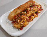 Foto del paso 4 de la receta: Huevos revueltos con pisto y queso de cabra