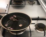 Foto langkah ke 2 dari resep Telur ceplok kemangi.