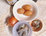 รูปขั้นตอนการทำที่ 1 ของ แกงจืด “ไข่หอมกุ้ง”🥚 💋 🦐 / Aromatic prawn soup with Thai-style onion omelette 🦐 🥣